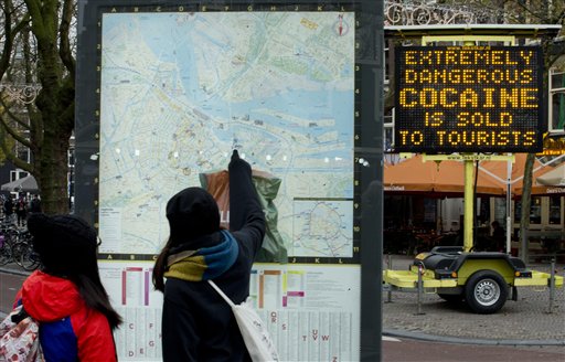 Foto: Un cartel electrónico en inglés advierte sobre la "cocaína extremadamente peligrosa vendida a los turistas" en la céntrica plaza Rembrandtplein en Amsterdam. Tres hombres británicos murieron el mes pasado tras aspirar heroína que tal vez creyeron era cocaína / AP