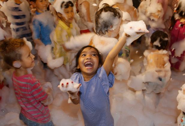 Foto: Niños jugando en una nevada falsa hecha con espuma en un árbol de Navidad fuera de un centro comercial cerca de Orchard Road en Singapur. REUTERS / Edgar Su