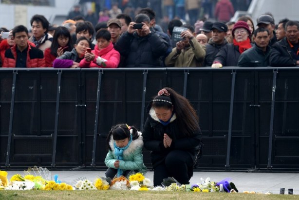 Foto:  Familia de las víctimas en el lugar de Eva estampida de Año Nuevo en Shanghai , el 3 de enero de 2015. / AFP