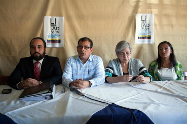 Foto: El abogado dominicano, Julio Peña Guzmán (i); el abogado venezolano, José Petrillo (2i); Socorro Gil, madre del piloto Armando José Gutiérrez, y María Alejandra, hermana del piloto Jorge Luis Yzghen, hablan hoy, miércoles 18 de marzo de 2015, durante una rueda de prensa donde indicaron que son falsas las imputaciones contra los pilotos venezolanos detenidos por las autoridades dominicanas en relación al supuesto intento de robo de un avión relacionado con el caso de estafa del Banco Peravia en Santo Domingo (República Dominicana). Los venezolanos fueron arrestados, supuestamente en "flagrante delito", cuando, según las autoridades, intentaron sustraer un avión del aeropuerto Joaquín Balaguer de Santo Domingo. El aparato Cessna 550, matrícula N61MA, es propiedad de uno de los ejecutivos del Banco Peravia y se encuentra inmovilizado con una medida cautelar. EFE/Orlando Barría