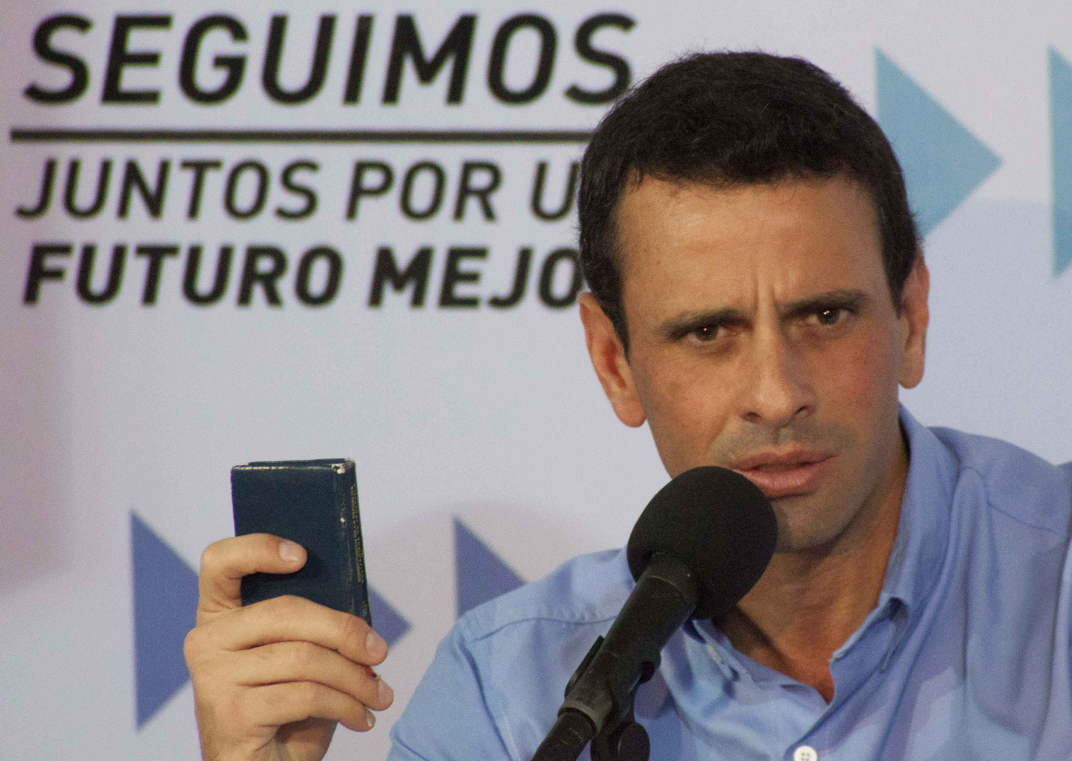 Capriles, Constitución en mano, habla sobre el 10E (Foto)