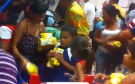 ¡No son los Reyes Magos! Así reaccionan cuando llega la Harina Pan (VIDEO Impactante)