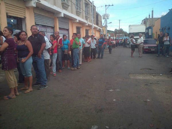 Así está la cola en Coro para comprar harina pan