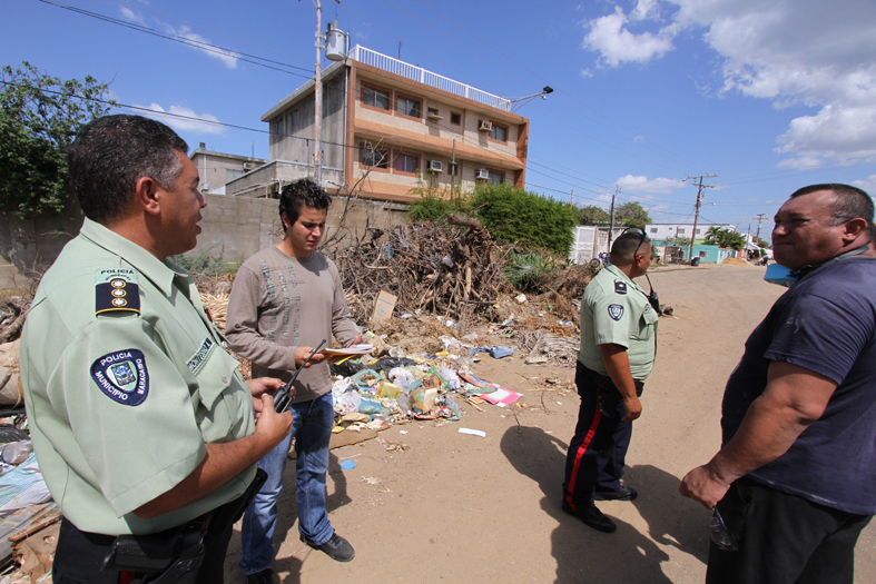 Por echar basura en la calle… ¡A la cárcel!