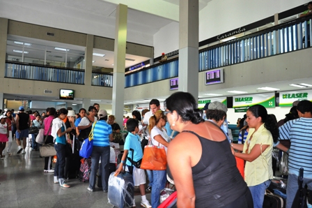 Aerolíneas cambian horarios de vuelo para evitar demoras