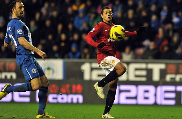 Par de tantos del “Chicharito” y de Van Persie siguen poniendo cómodo al Man-U