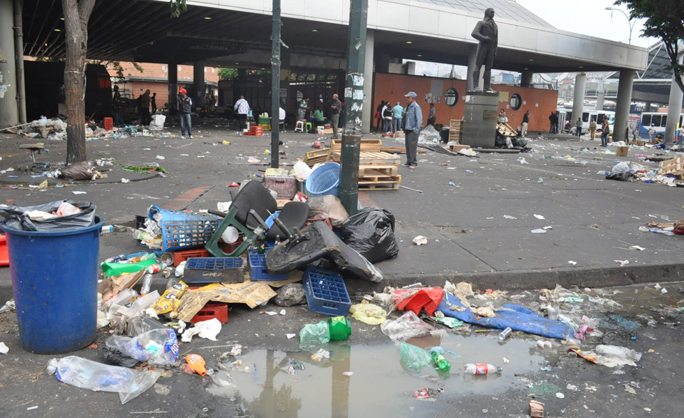 Después de la fiesta, en Petare recogen la basura (Fotos)