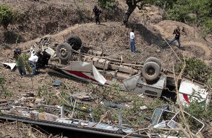 Más de 20 muertos al caer un autobús por un precipicio