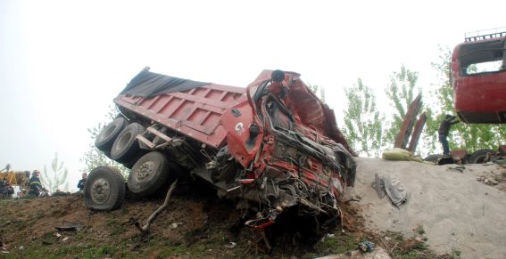 Hombre murió al chocar frontalmente con un camión conducido por su hijo