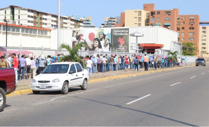 Unas 12 horas semanales gastan consumidores en colas para comprar comida