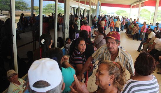 Colas y alboroto causó llegada de harina a Cantaura