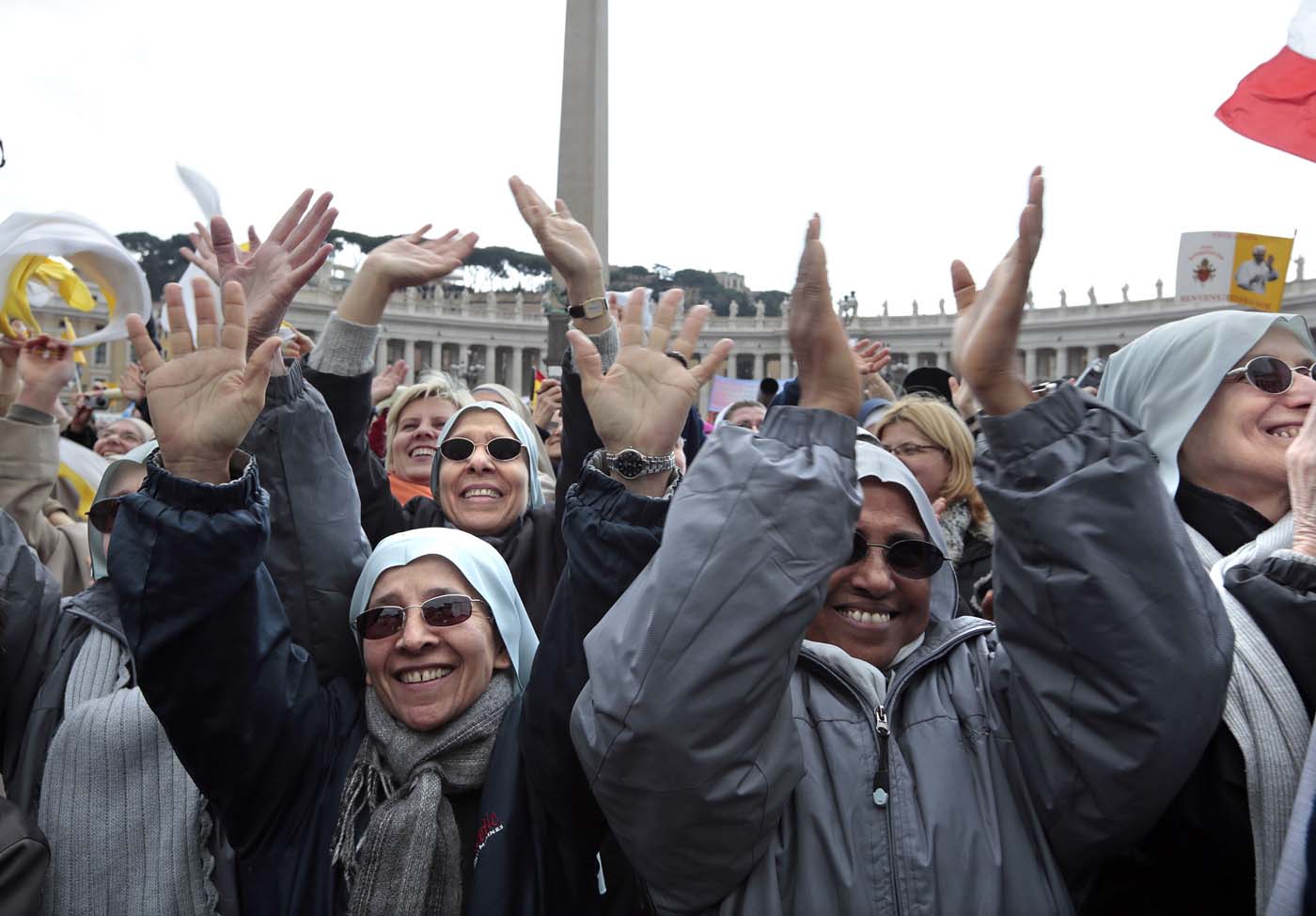 La emoción inunda la plaza de San Pedro en el último Ángelus de Benedicto XVI (Fotos)