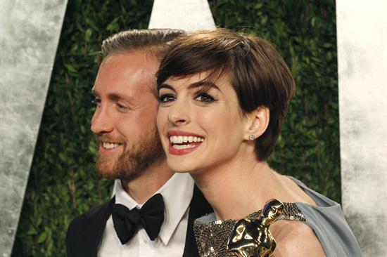 Anne Hathaway se disculpa por su cambio de vestido en los Óscar