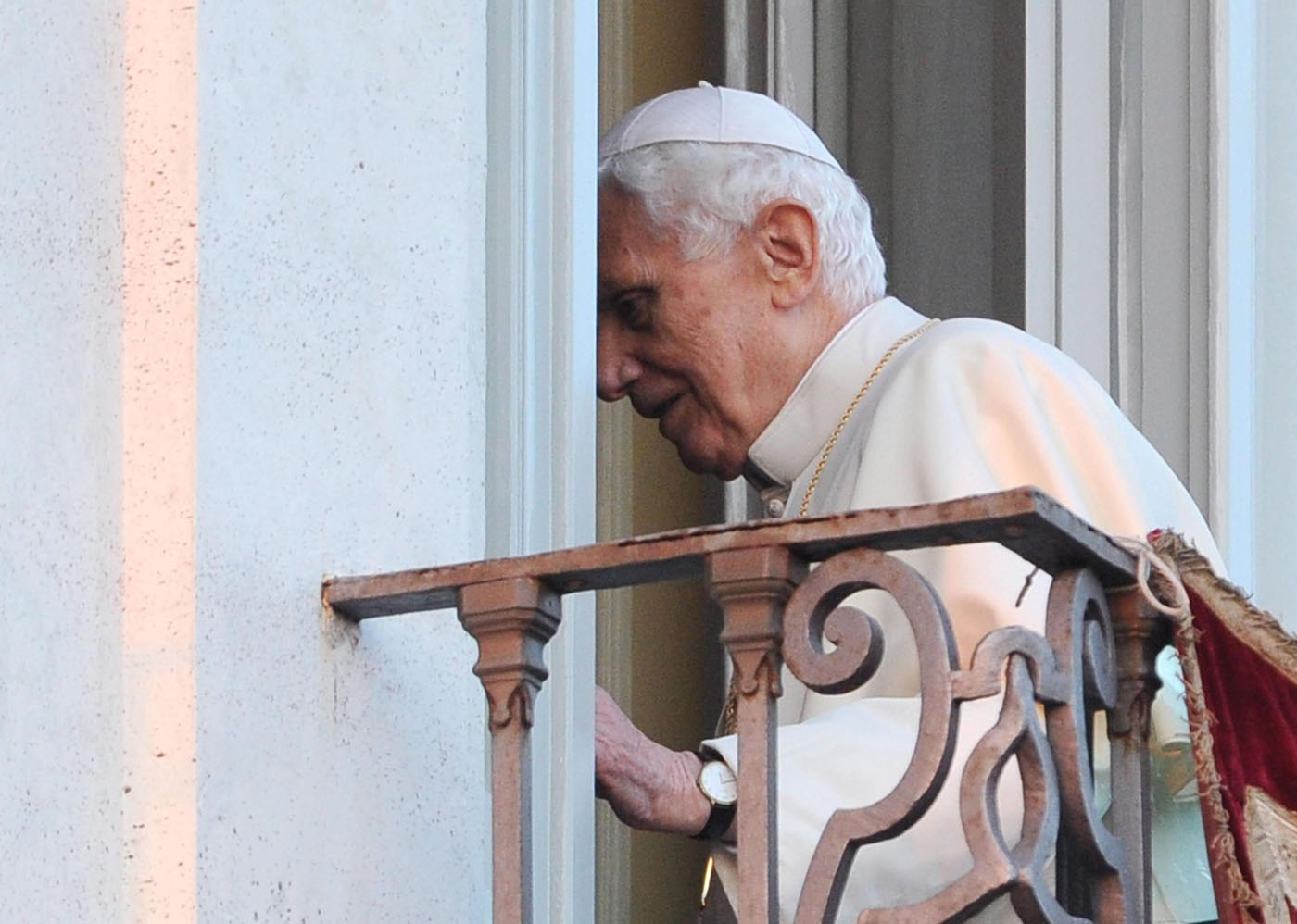 Benedicto XVI está “lúcido” aunque grave, dice el Vaticano