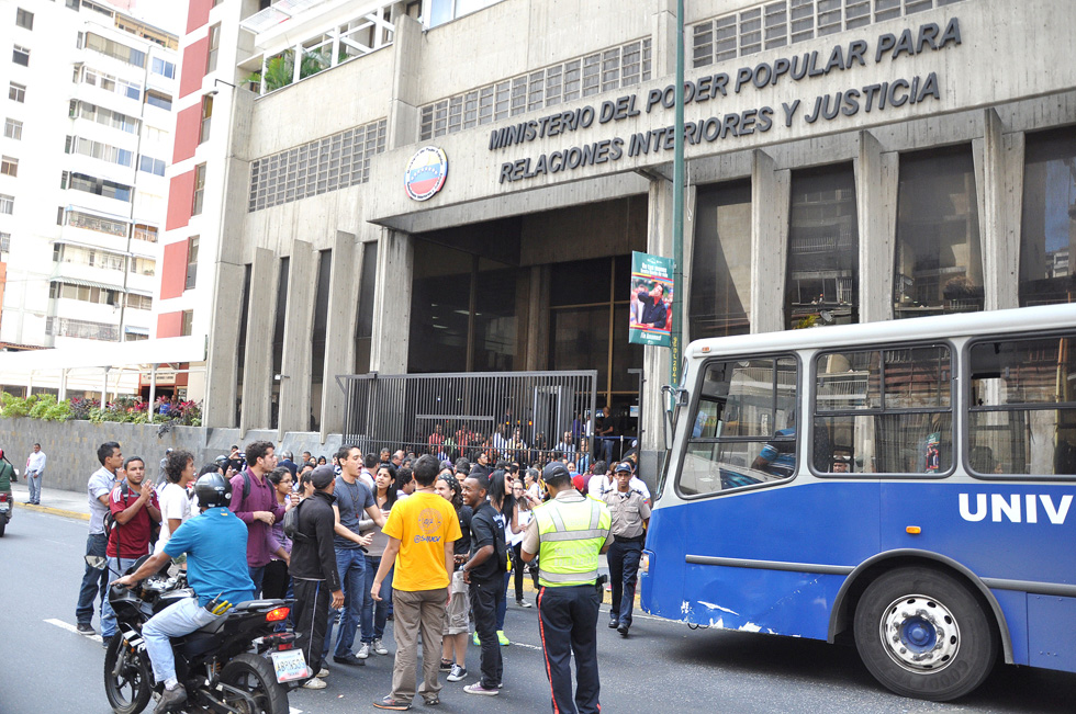 Estudiantes de la UCV protestaron contra la inseguridad frente el Ministerio de Interior y Justicia (Fotos)