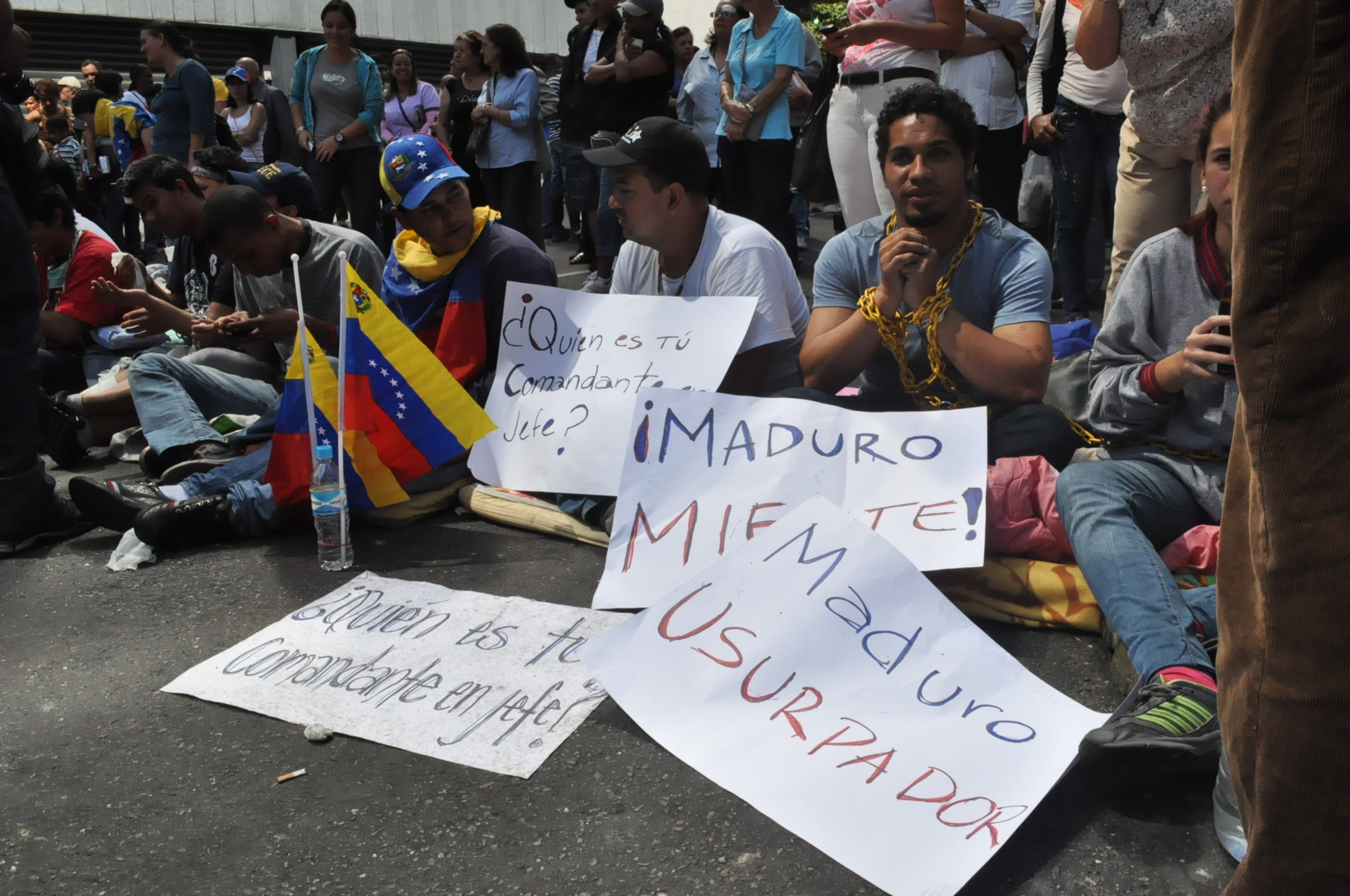 Protesta de estudiantes en Chacao es indefinida (Fotos + Video)