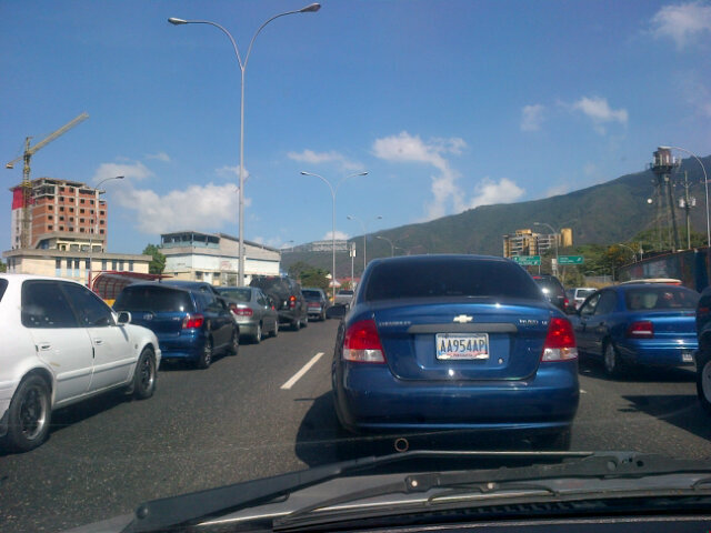 Así está la cola para bajar a La Guaira (Fotos)