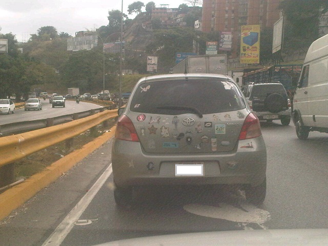 Forró su Toyota Yaris con calcomanías (fotodetalle)