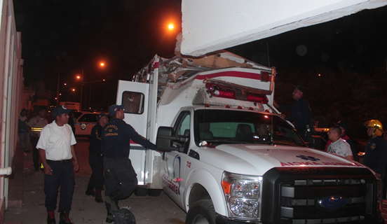 Le robó la ambulancia a los Bomberos y luego se estrelló (Foto)