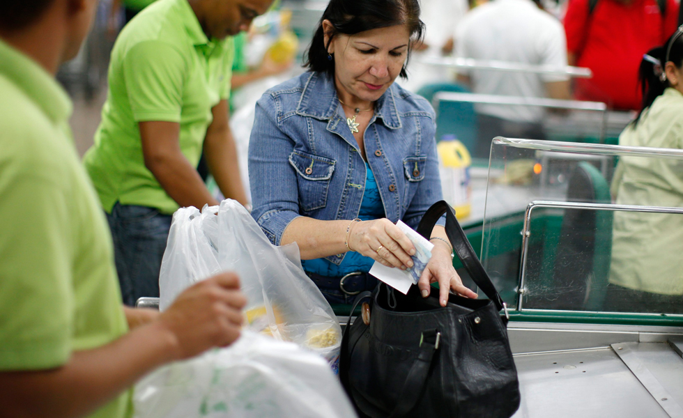 Caraqueños hicieron largas colas para comprar en los supermercados