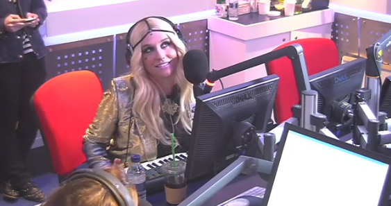 Ke$ha ahora toca el teclado con sus lolas