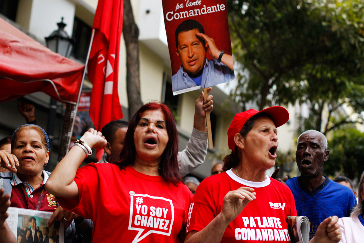 Oficialistas se congregan en la Plaza Bolívar (Fotos)