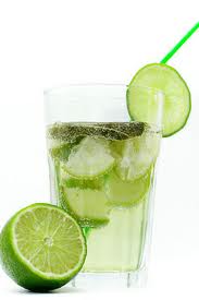 Agua helada con limón