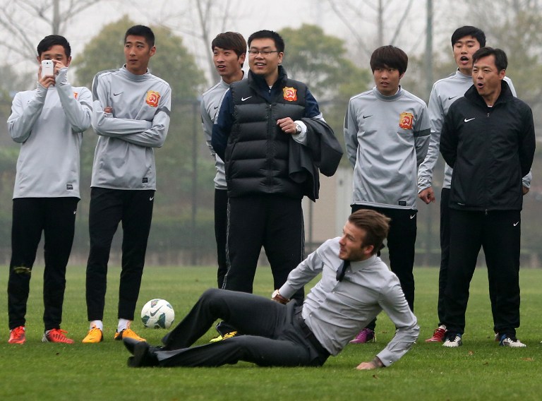 El “patinazo” de David Beckham en su gira por China (Fotos)