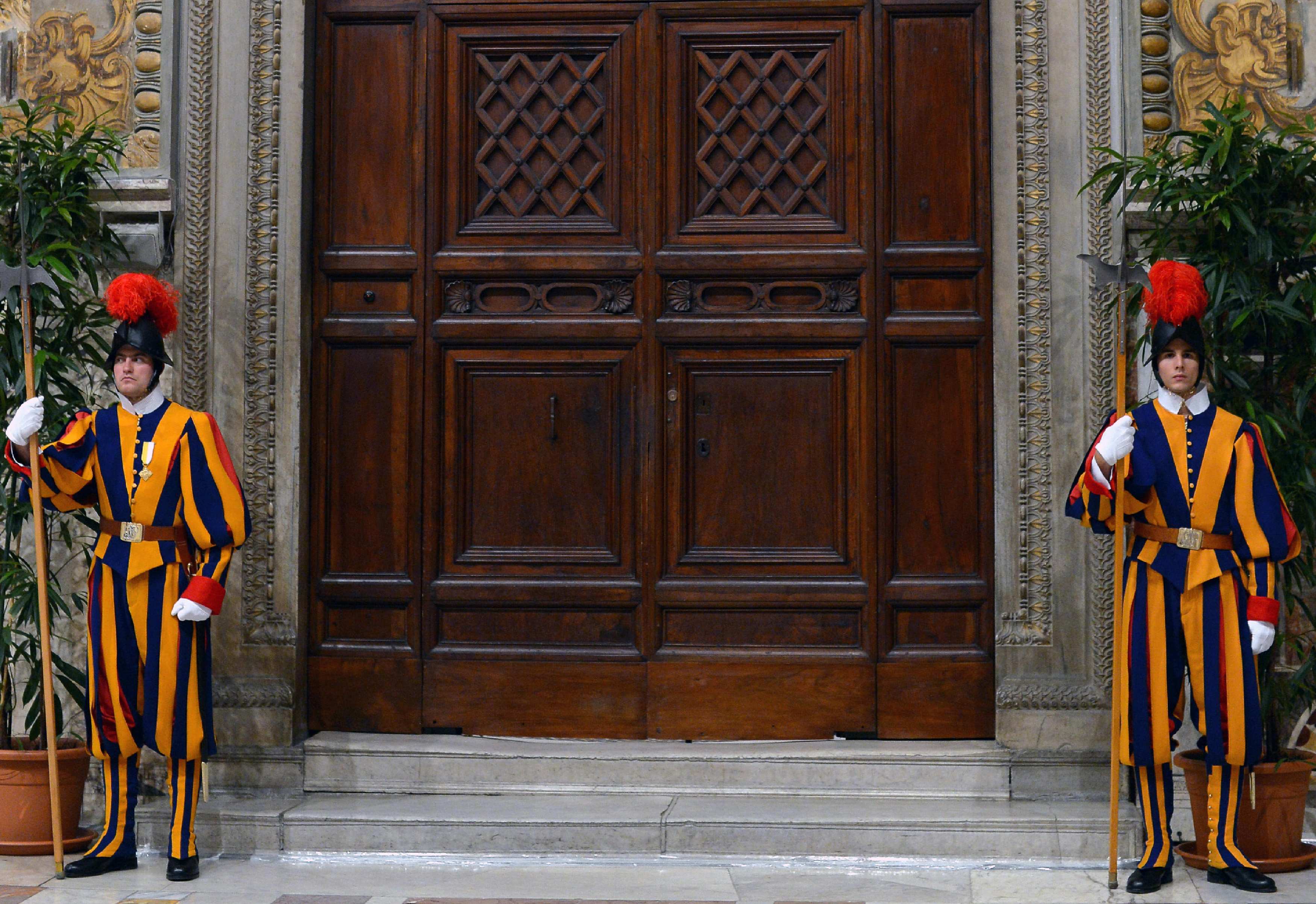 Así cerraron las puertas de la Capilla Sixtina para el cónclave (Fotos)