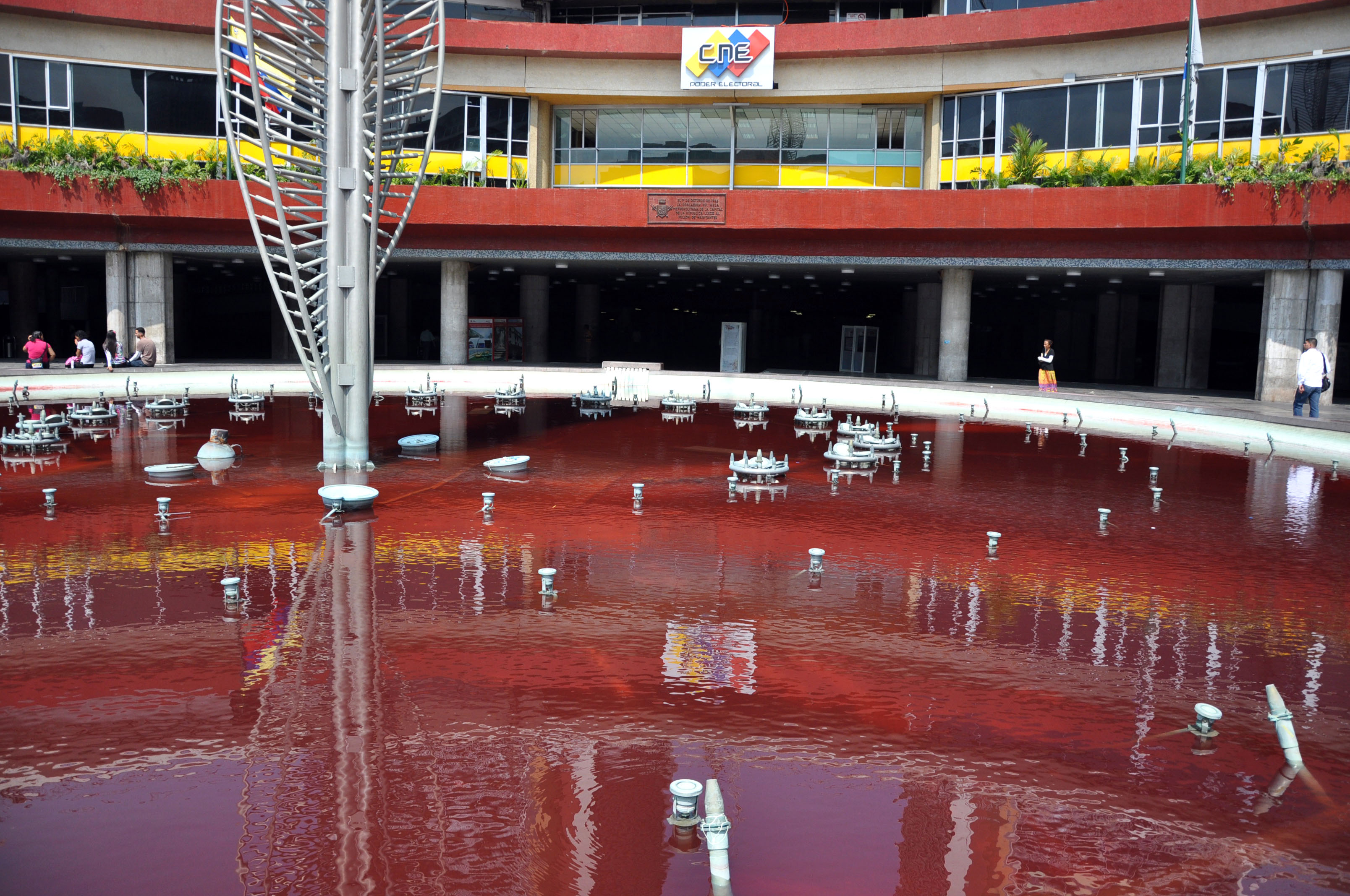 Estudiantes tiñen de rojo las fuentes en varias ciudades (Fotos)