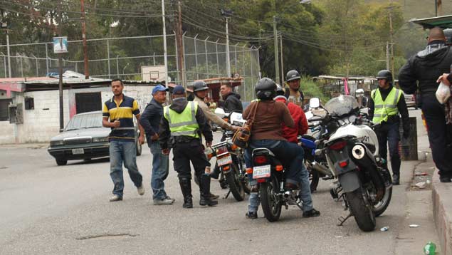 Balacera entre bandas deja a un hombre muerto