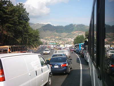 Carro choca contra un cerro en la ARC