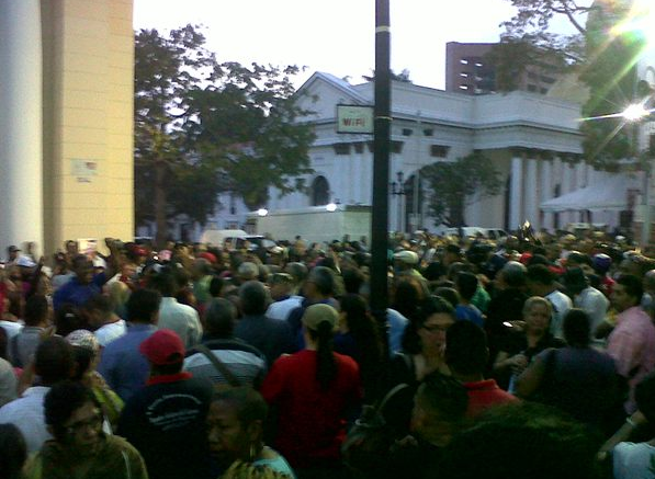 Así se puso la Plaza Bolívar tras anuncio de muerte de Chávez (FOTOS)