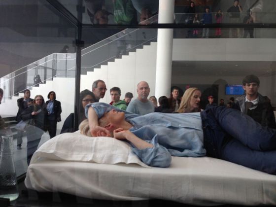 Tilda Swinton, en el Museo, en una urna de cristal (Fotos)