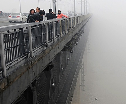 ¡Impresionante! Fotógrafo captó suicidio de una pareja (Fotos)