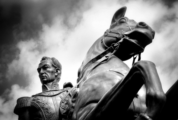 Centenar de simpatizantes de Chávez marchan hacia la estatua de Bolívar en Paraguay