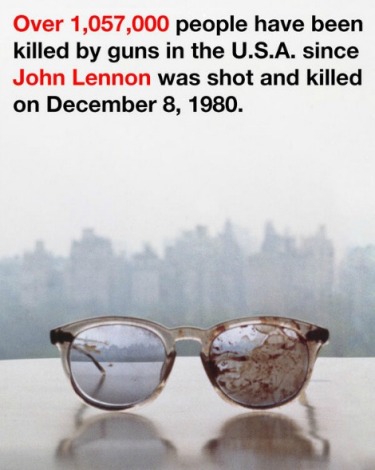 Yoko mostró los anteojos de Lennon ensangrentados (foto)