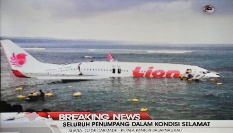 Un avión de Lion Air cae al mar en Bali sin causar muertos (Fotos)