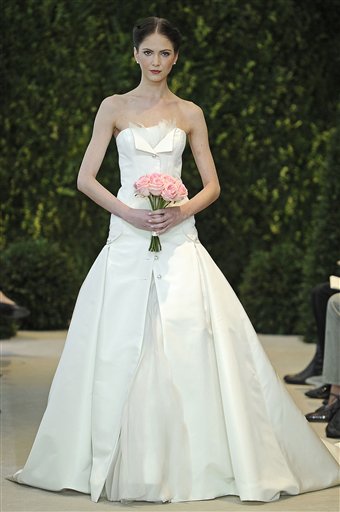 Ángel Sánchez, Carolina Herrera y Oscar de la Renta muestran sus vestidos de novia (Fotos)