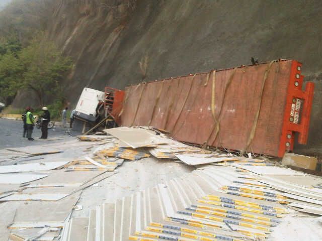 Volcamiento de gandola cierra paso en la carretera vieja Petare-Guarenas (Fotos)