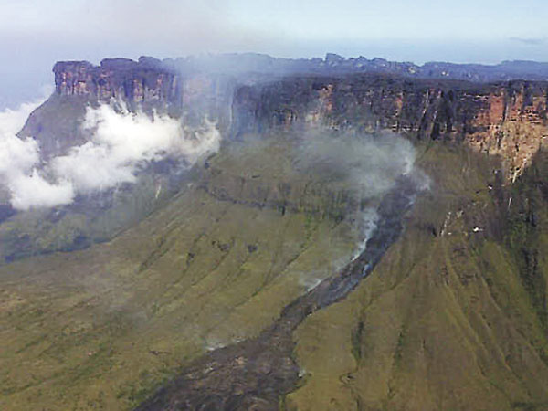 Incendio en Canaima alcanza al Auyantepuy y el apoyo aéreo se marcha