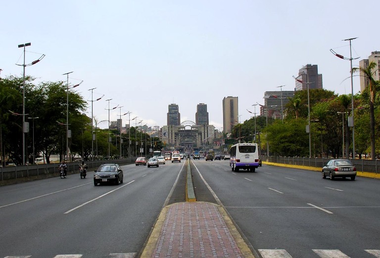 Oficialismo realiza actividades deportivas con tarima en la Avenida Bolívar