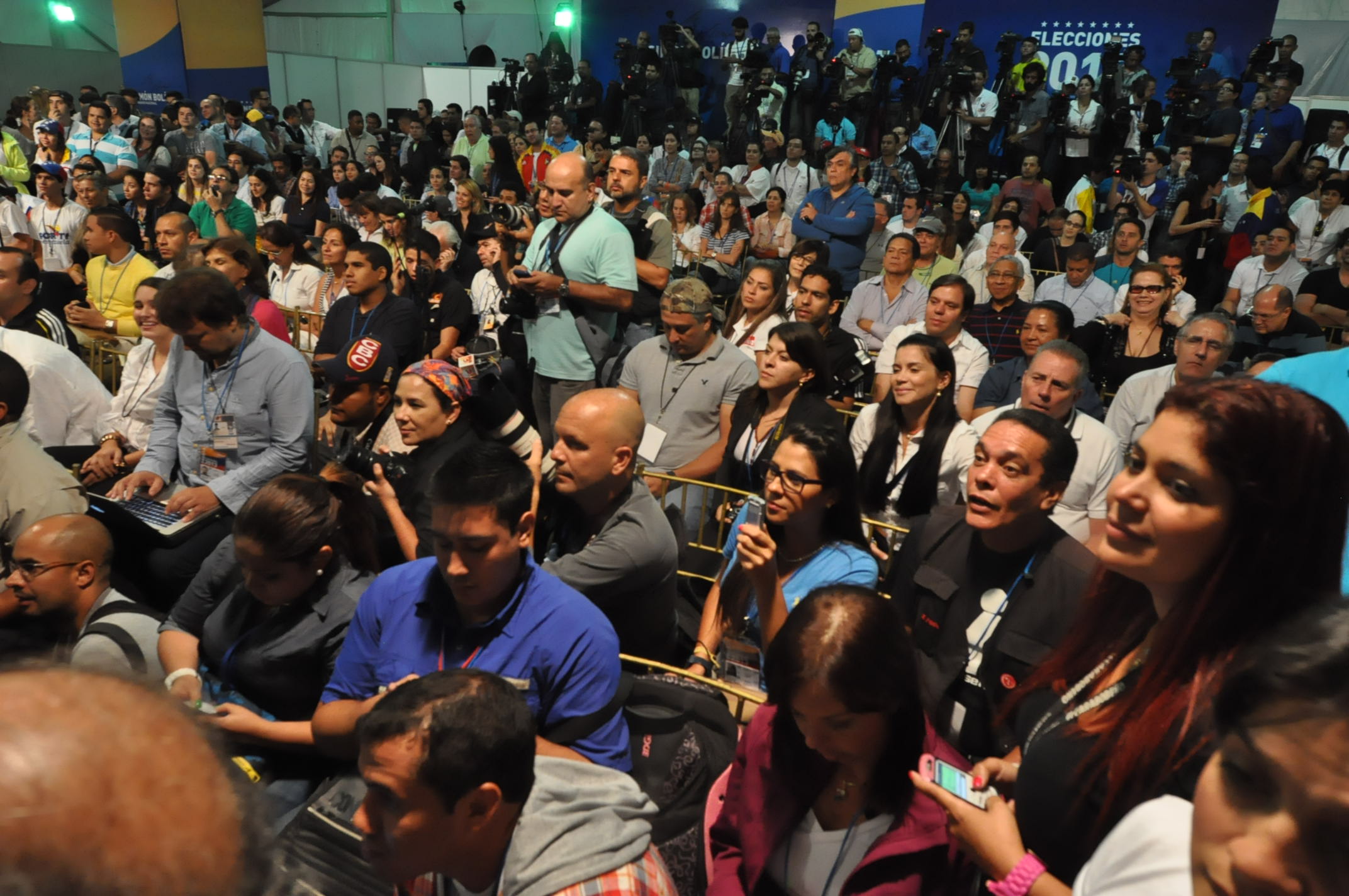 Así está la prensa nacional e internacional en el comando opositor (Foto)