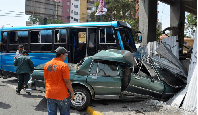 Autobús con exceso de velocidad casi mata a una pareja