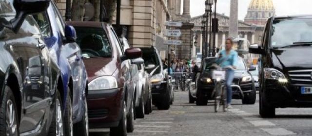 Una grúa remolcó un vehículo con un bebé adentro