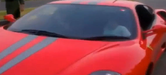 ¡Insólito! Tiene 9 años y maneja un Ferrari (Video)