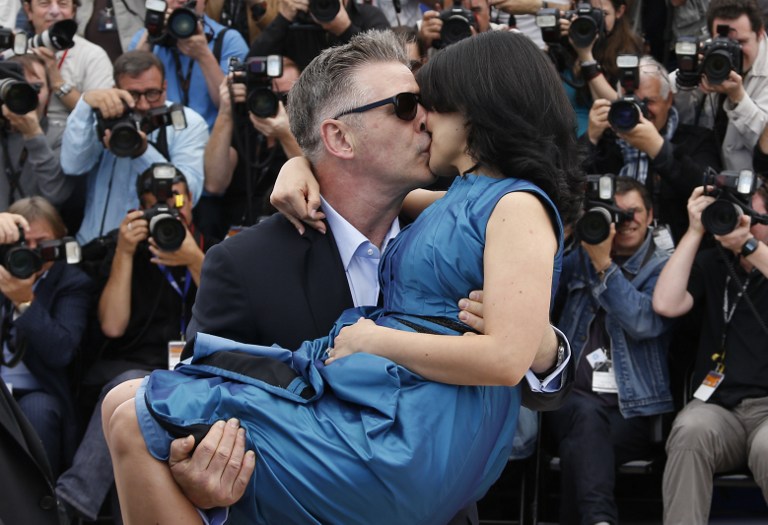 Alec Baldwin defiende a su esposa tras cuestionarse su origen español