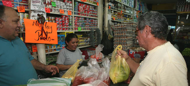 Comerciantes levantaron sus santamarías durante el día feriado