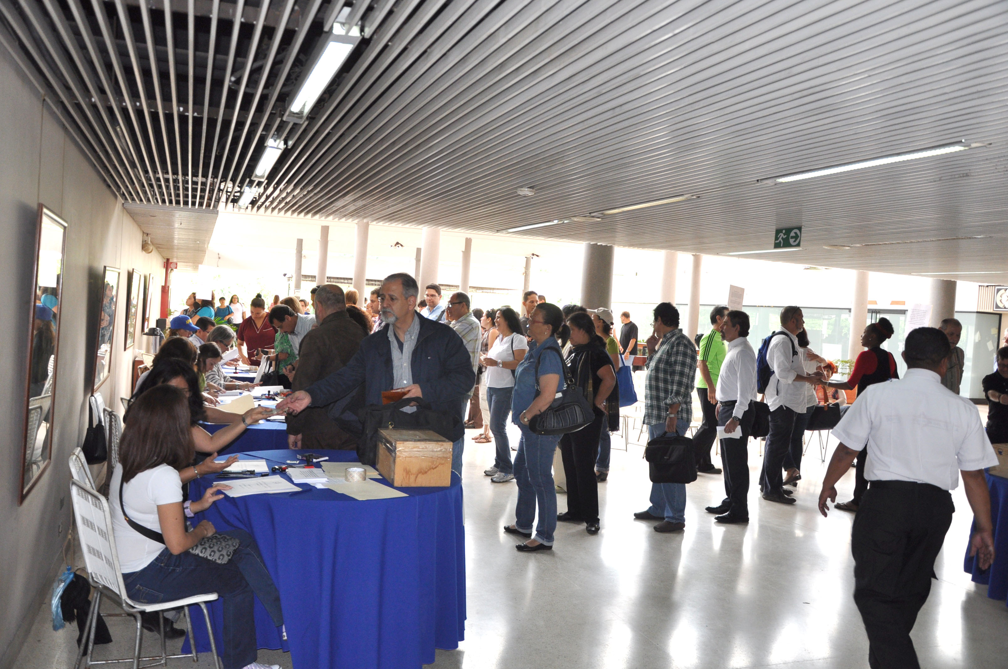 Profesores de la UCV en consulta para convocar a paro indefinido (Fotos)