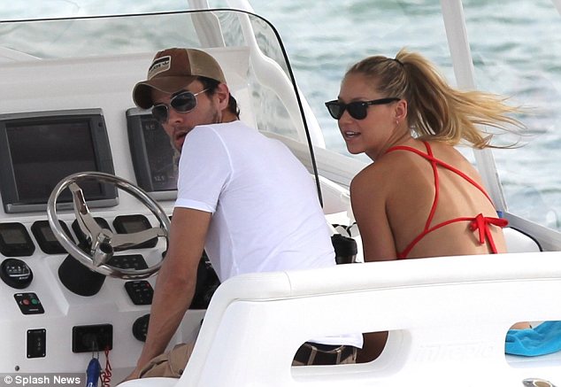 Enrique Iglesias y Anna Kournikova se echan al agua